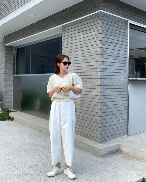 Để set đồ trắng thêm phần điểm nhấn, cô bạn này còn đeo thêm 1 chiếc kính râm to bản màu đen đầy cá tính, chất chơi. Công thức quần baggy + áo len mỏng dáng crop top xem ra vẫn cực hiệu quả chứ nào có nhàm chán.