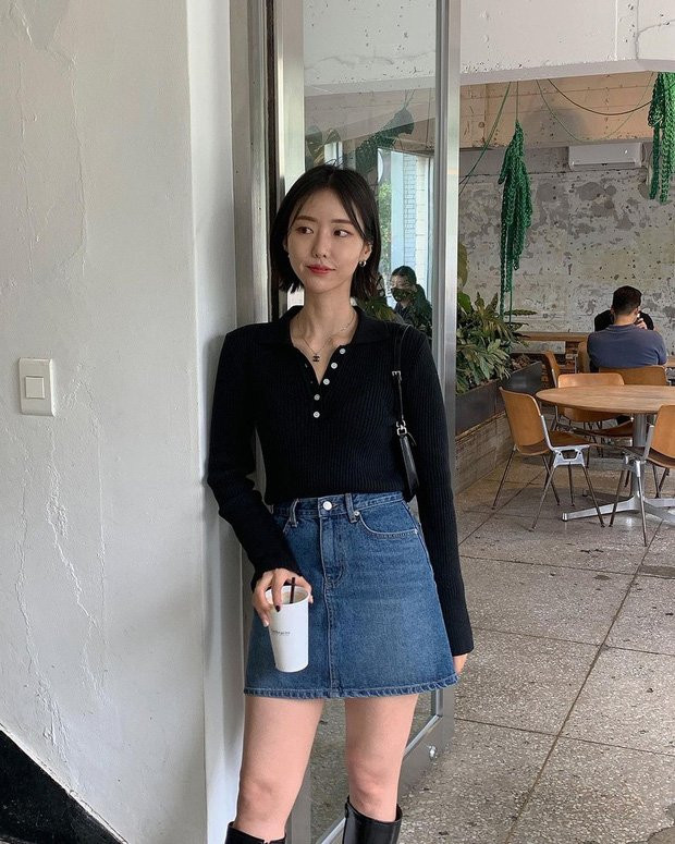 Dịp giao mùa tới, áp dụng công thức phối đồ áo len mỏng + chân váy jeans + boots cao ngang gối, toàn các item cơ bản nhưng lại tạo nên 1 outfit đầy trẻ trung, hiện đại.