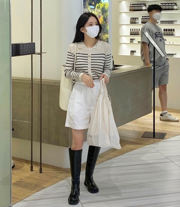 Cô nàng này lại chọn cách phối tươi mới, năng động hơn. Cô nàng mix bên trên là 1 chiếc áo len dệt kim kẻ ngang cổ bẻ, bên dưới là boots cổ cao - item phổ biến cá tính.
