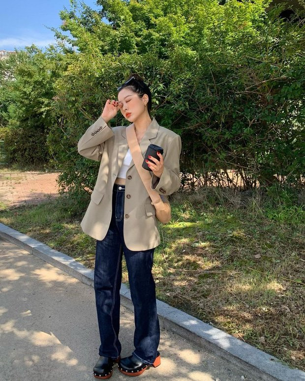 Ai bảo blazer chỉ hợp với mỗi quần vải suông, phối với quần jeans vẫn đẹp cực kì. Áo blazer cứng cáp màu be, đi với quần jeans xanh đen nhìn vừa mới lạ mà lại đầy sang chảnh.