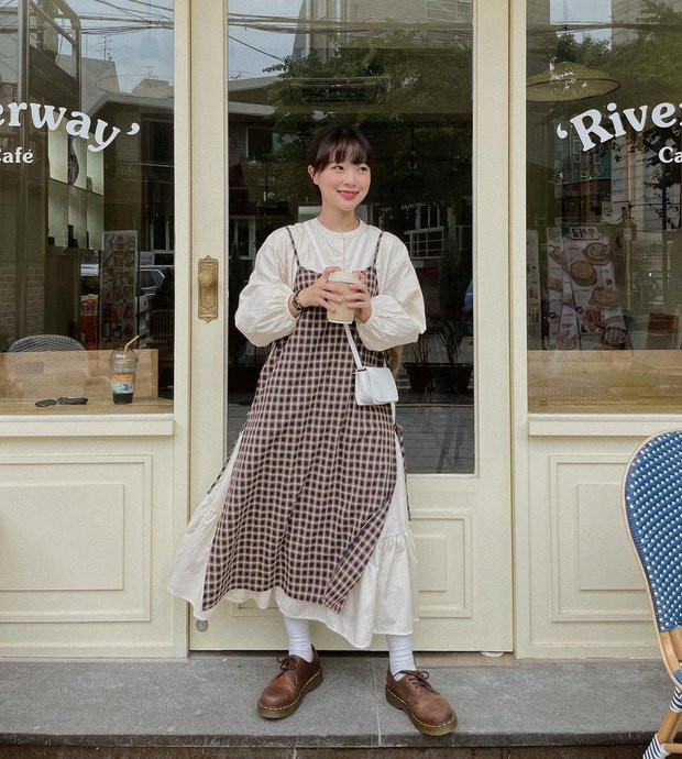 Cô nàng này khoác lên mình 1 set đồ đầy ngọt ngào, dễ thương. Váy tay bồng trắng bên trong, mix cùng váy 2 dây kẻ caro buộc ngang 2 bên hông dù đơn giản nhưng không kém phần xinh xắn.