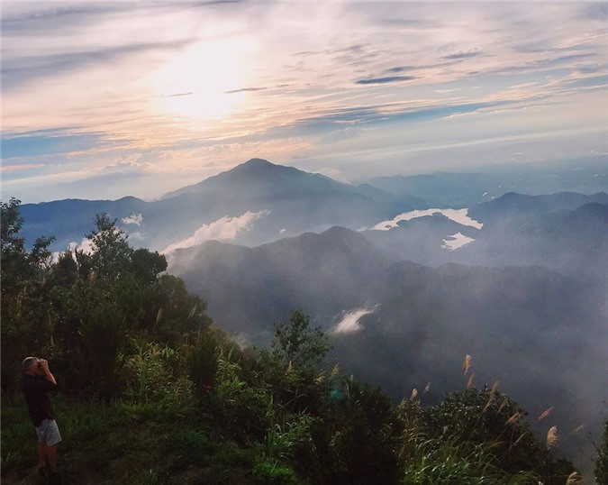 Nếu khám phá Bạch Mã vào sáng sớm, du khách sẽ được chứng kiến khoảnh khắc mặt trời nhô lên từ phía biển, trải ánh nắng xuống đầm phá Tam Giang rồi chạy dần dần qua từng dốc núi. Ngoài ra, nơi đây còn là địa điểm săn mây lý tưởng. Ảnh: Shi_jang. 
