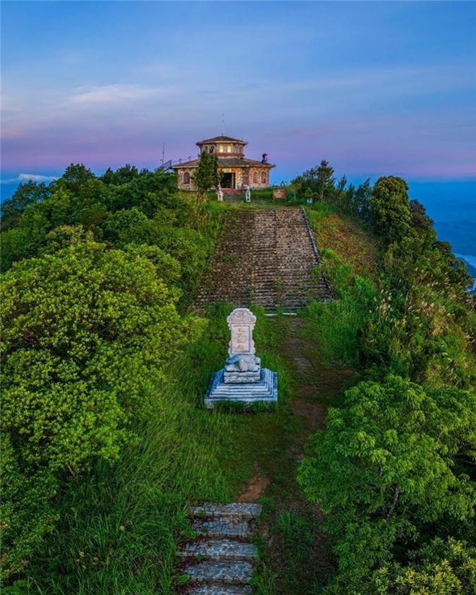  Với tổng diện tích gần 37.500 ha, đến đây du khách sẽ được ngắm nhìn khung cảnh hùng vĩ và cảm nhận thời tiết bốn mùa trong một ngày. Mùa hè là thời điểm tuyệt vời nhất để khám phá rừng quốc gia này, bởi thời tiết khô ráo, những con suối trong xanh mát lành và những cung đường cũng bớt trơn trượt. Ảnh:Banhbaodalat.