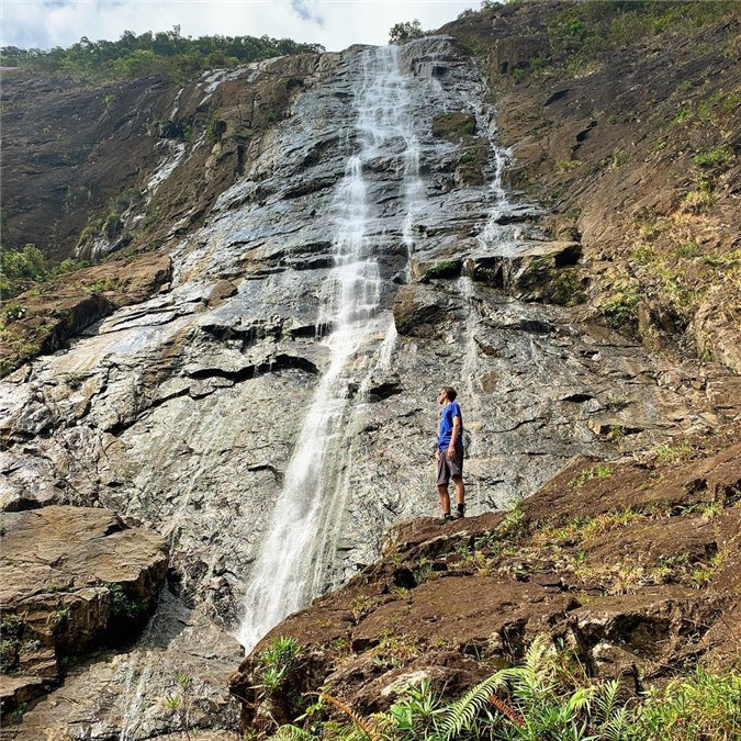 Đối với những du khách yêu thích khám phá, chắc chắn không thể bỏ lỡ thác Đỗ Quyên. Sau khi chinh phục khoảng 689 bậc thang, du khách được chiêm ngưỡng toàn cảnh dòng thác như một dải lụa trắng xóa trải dài từ đỉnh Bạch Mã. Ảnh: Honza_in_pictures.