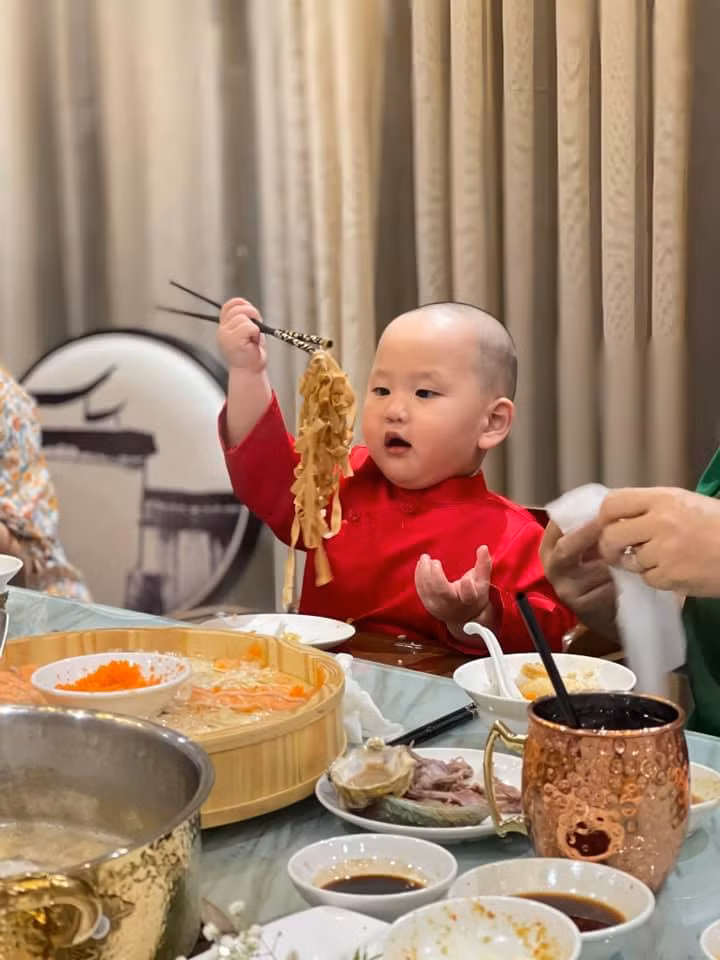 Loat anh an uong cuc yeu cua con trai Tra My Idol-Hinh-8