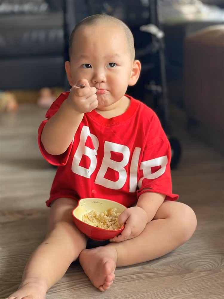 Loat anh an uong cuc yeu cua con trai Tra My Idol-Hinh-7