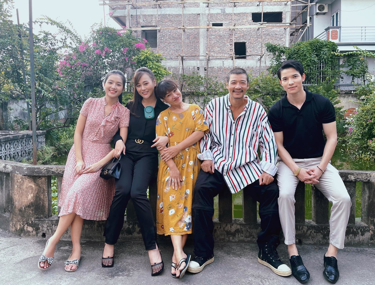 Như chia sẻ của Tú Oanh thì ở phần 2 bà Bích sẽ "lên đời" và dễ nhận thấy tạo hình nhân vật này có nhiều thay đổi, ăn mặc màu mè hơn. Tương tự, ông Sinh (Võ Hoài Nam) cũng có thay đổi bất ngờ về ngoại hình trong các tập tới cụ thể là mái tóc đã được cắt ngắn.