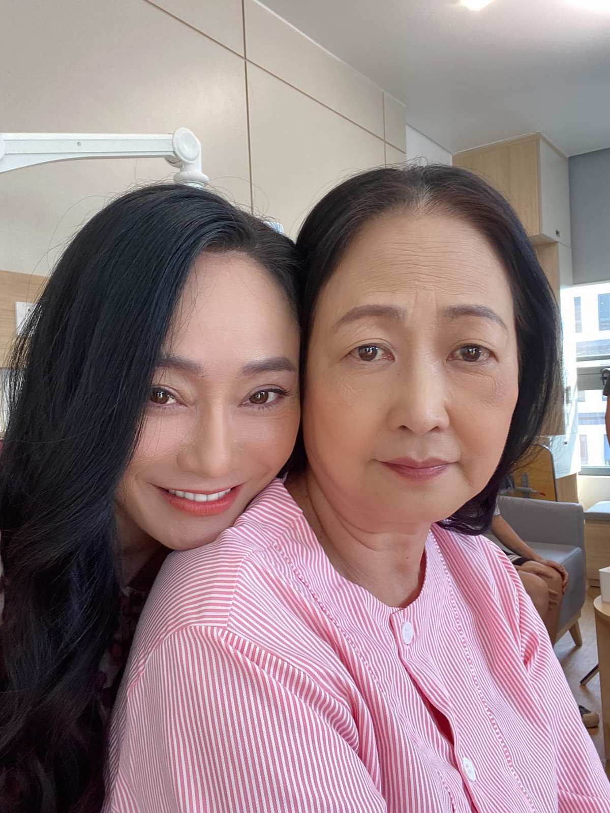 Trên phim, bà Xuân mẹ chồng ghét ra mặt nhưng ở hậu trường, Quách Thu Phương và NSND Như Quỳnh rất gần gũi.