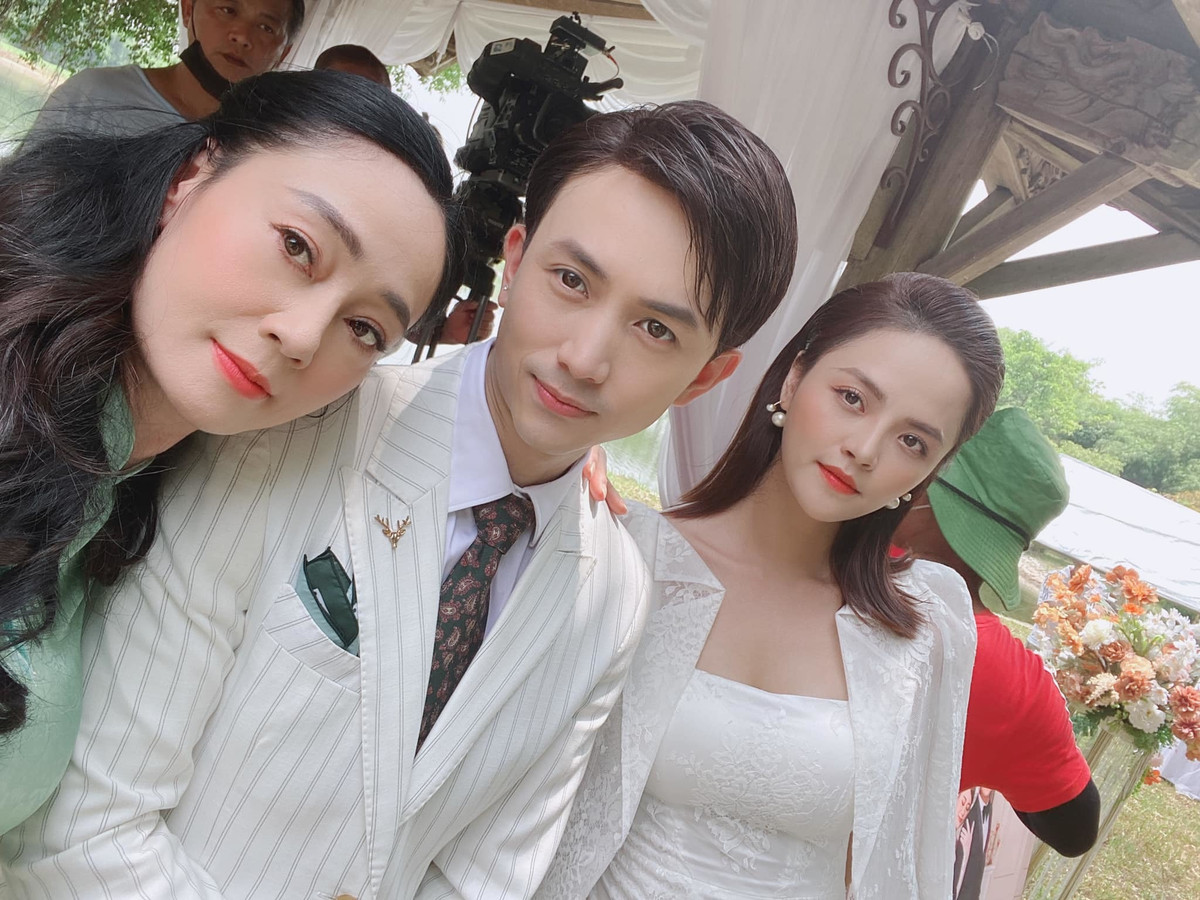 Hình ảnh này được cho là cả nhà lên đồ đi đám cưới Nam - Long.