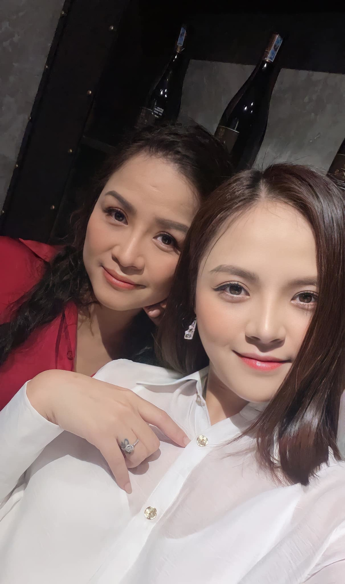 Trên phim vốn là cặp mẹ con không mấy tình cảm nhưng ở hậu trường thì Thu Hạnh và Thu Quỳnh lại vô cùng thân thiết.