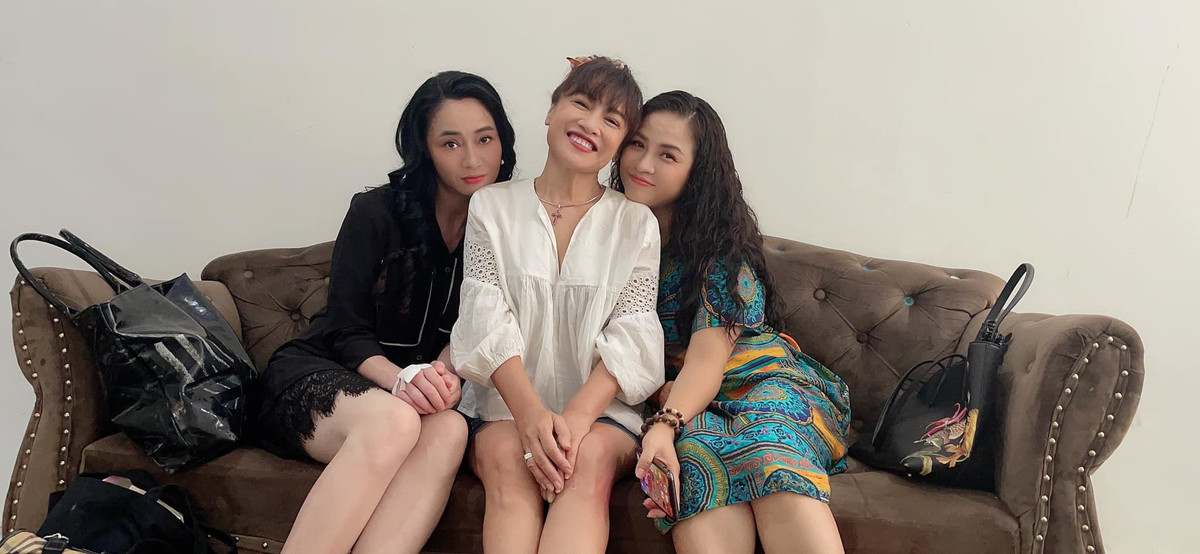 Trên phim bà Bích không đợi trời chung với bà Sa và bà Xuân nhưng ở hậu trường 3 diễn viên rất thân thiết và vui vẻ.