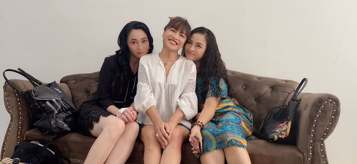 Trên phim bà Bích không đợi trời chung với bà Sa và bà Xuân nhưng ở hậu trường 3 diễn viên rất thân thiết và vui vẻ.