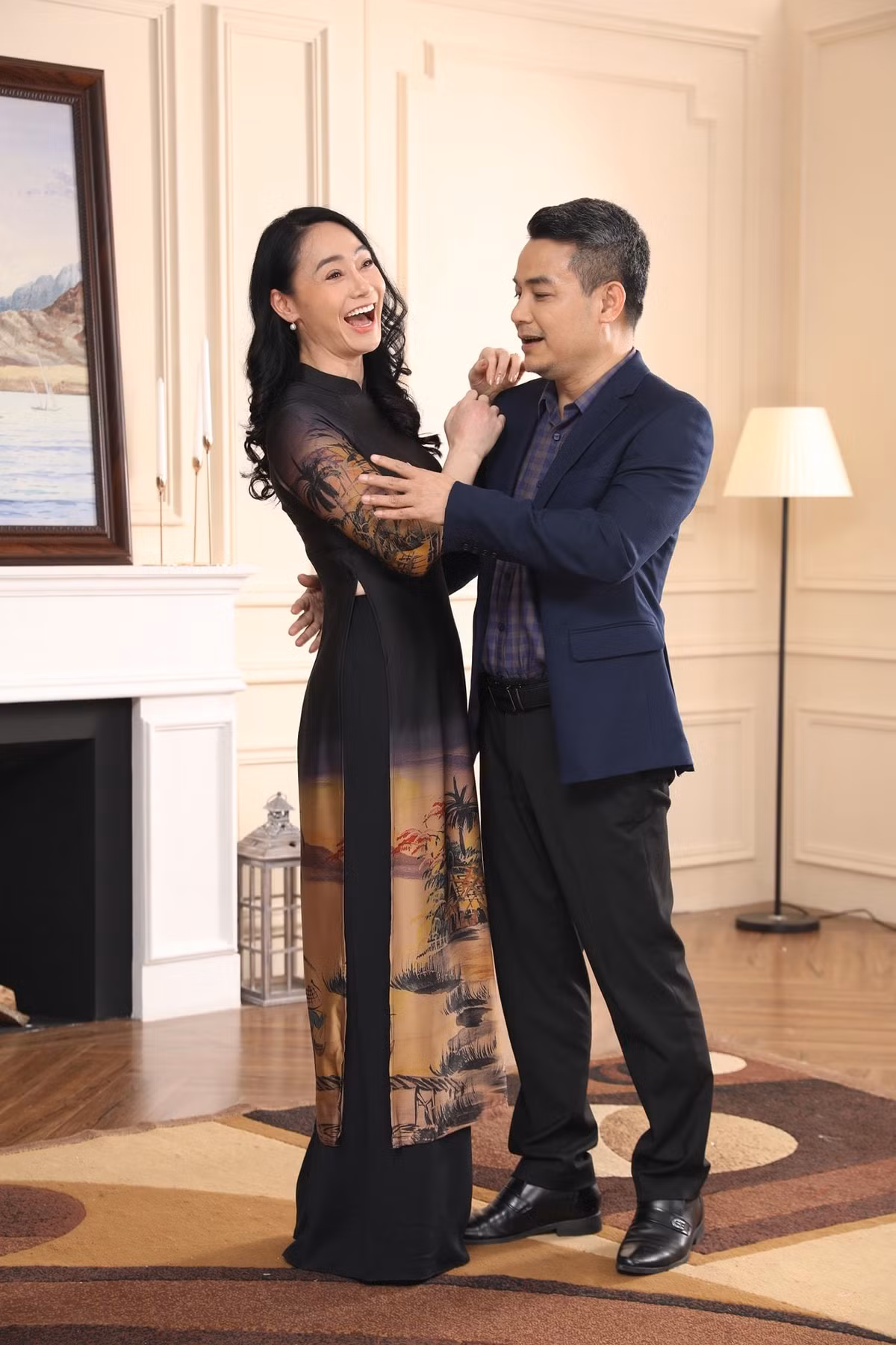 Quách Thu Phương và nghệ sĩ Mai Nguyên vui vẻ ở hậu trường một cảnh phim.