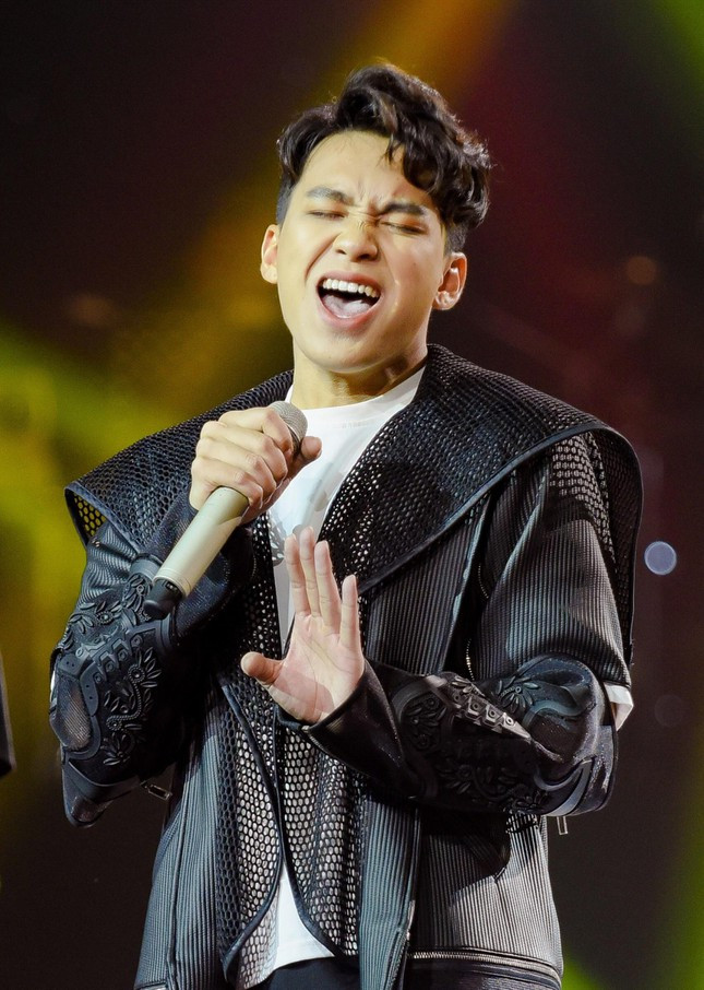 Trong suốt 3 năm theo học tại trường Đại học Văn hóa Nghệ thuật Quân đội, Duy Trường luôn phấn đấu đạt thành tích tốt nhất. Điểm trung bình các môn cả kỳ của chàng trai trẻ luôn đứng trong top đầu của lớp. Bên cạnh việc chăm chỉ học tập, 9X cũng luôn tích cực, năng nổ tham gia các hoạt động của trường, của khoa.