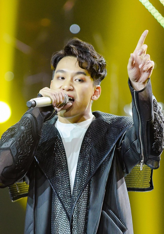 Công việc diễn viên kịch nói dù không liên quan đến ca hát, nhưng khi được sự giúp đỡ của ban lãnh đạo nhà hát, sự tận tình chỉ bảo của các đồng nghiệp mà mình đã cân đối được mọi thứ. Nhờ đó, mình vẫn có thời gian đi hát bên ngoài, thỏa mãn đam mê và có thêm thu nhập cho bản thân.”