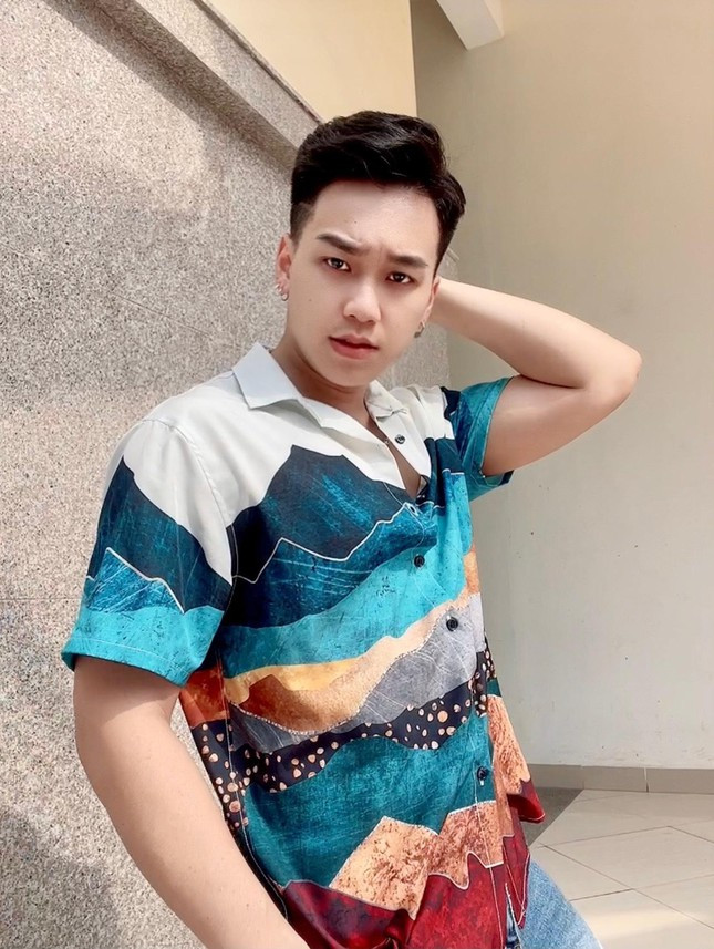 Duy Trường chọn cho mình lẽ sống "suy nghĩ, tin tưởng, ước mơ và dám làm". Chính vì có 8 chữ này mà chàng Trung úy trẻ luôn nỗ lực, kiên trì với công việc hiện tại, song song với đó là không bỏ qua đam mê của bản thân.