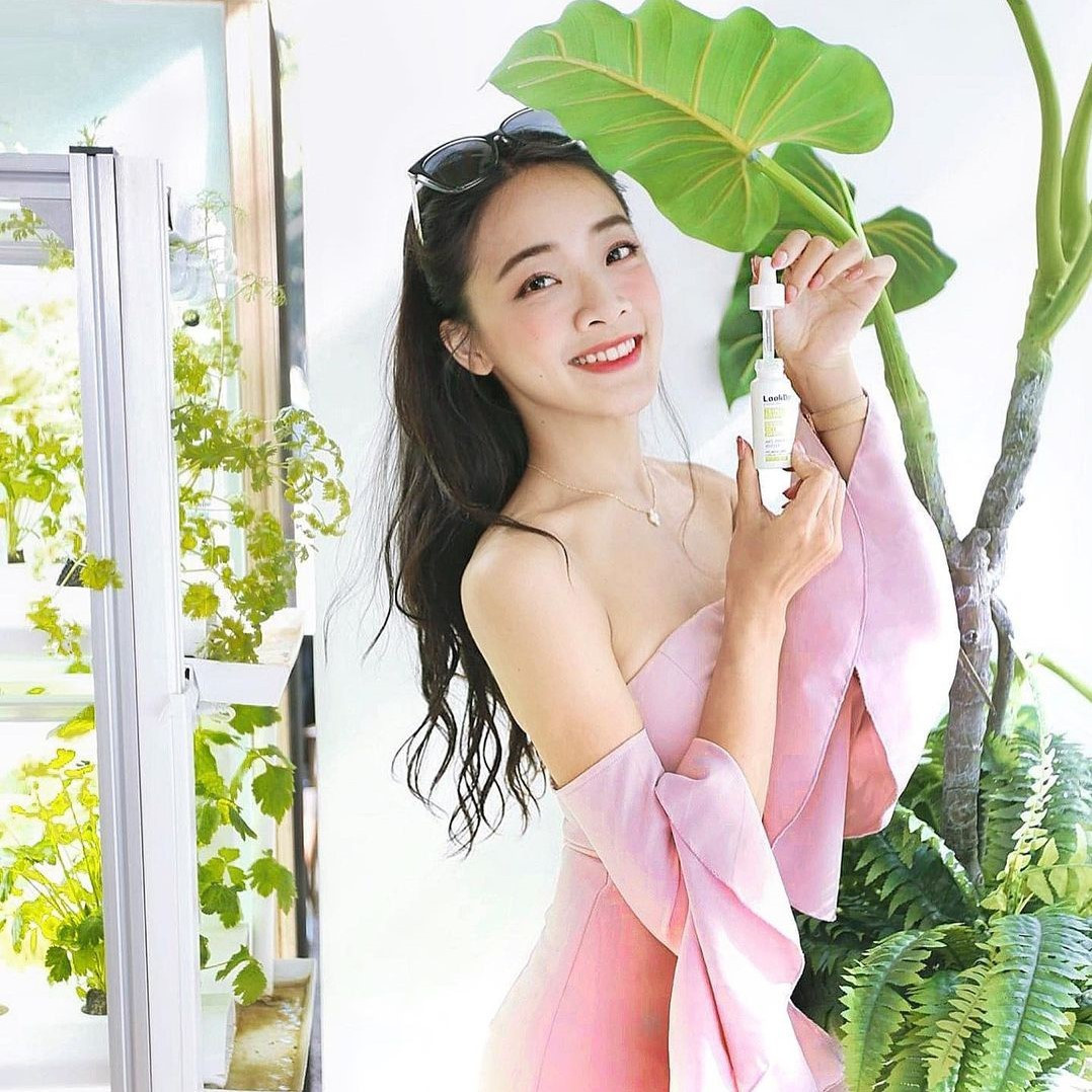 Bên cạnh làm mẫu, Kuikui còn nhận quảng cáo cho các nhãn hàng tại trang cá nhân. Nhờ có lượng người theo dõi lớn, mức thù lao cô nhận được cho mỗi bài đăng không hề nhỏ.