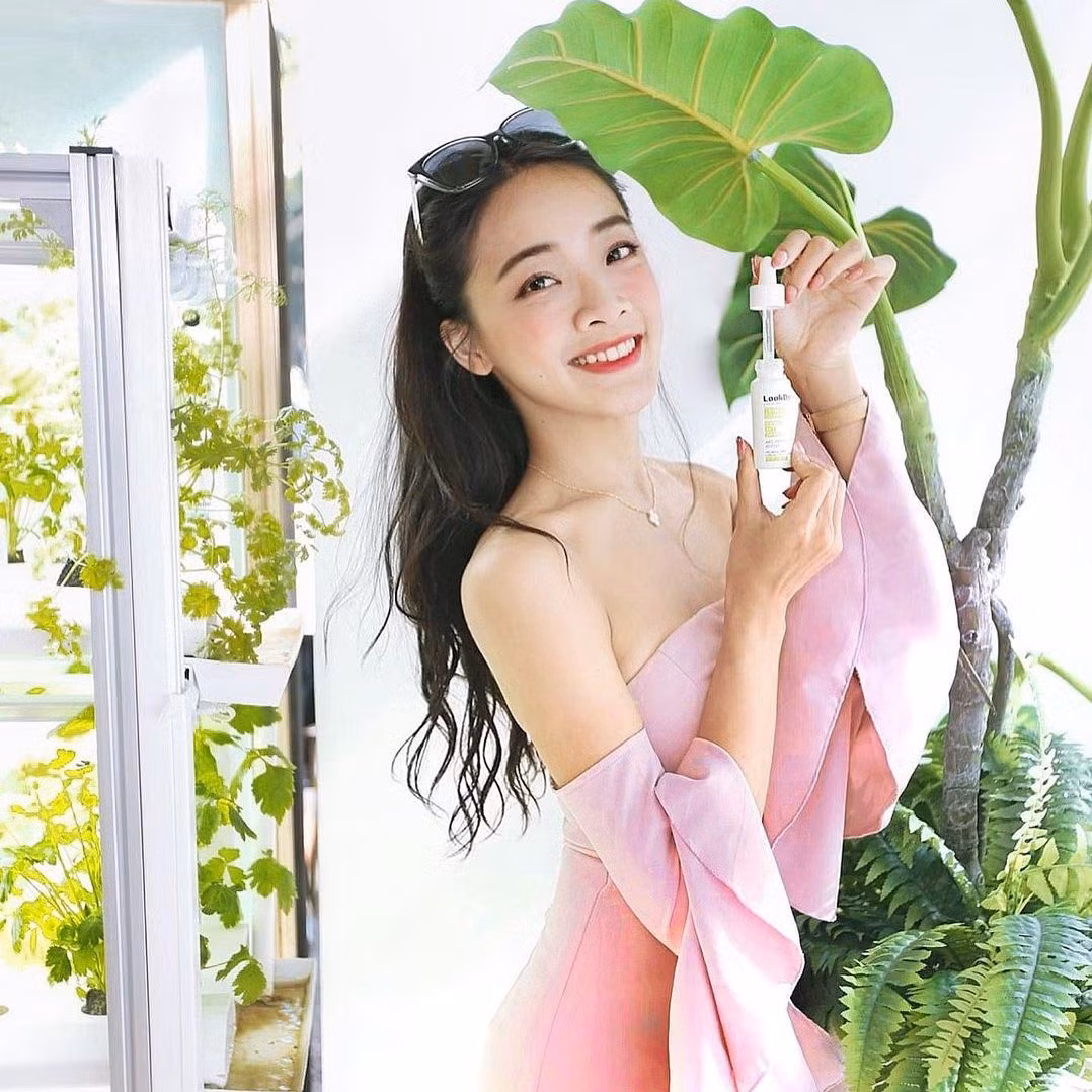 Bên cạnh làm mẫu, Kuikui còn nhận quảng cáo cho các nhãn hàng tại trang cá nhân. Nhờ có lượng người theo dõi lớn, mức thù lao cô nhận được cho mỗi bài đăng không hề nhỏ.