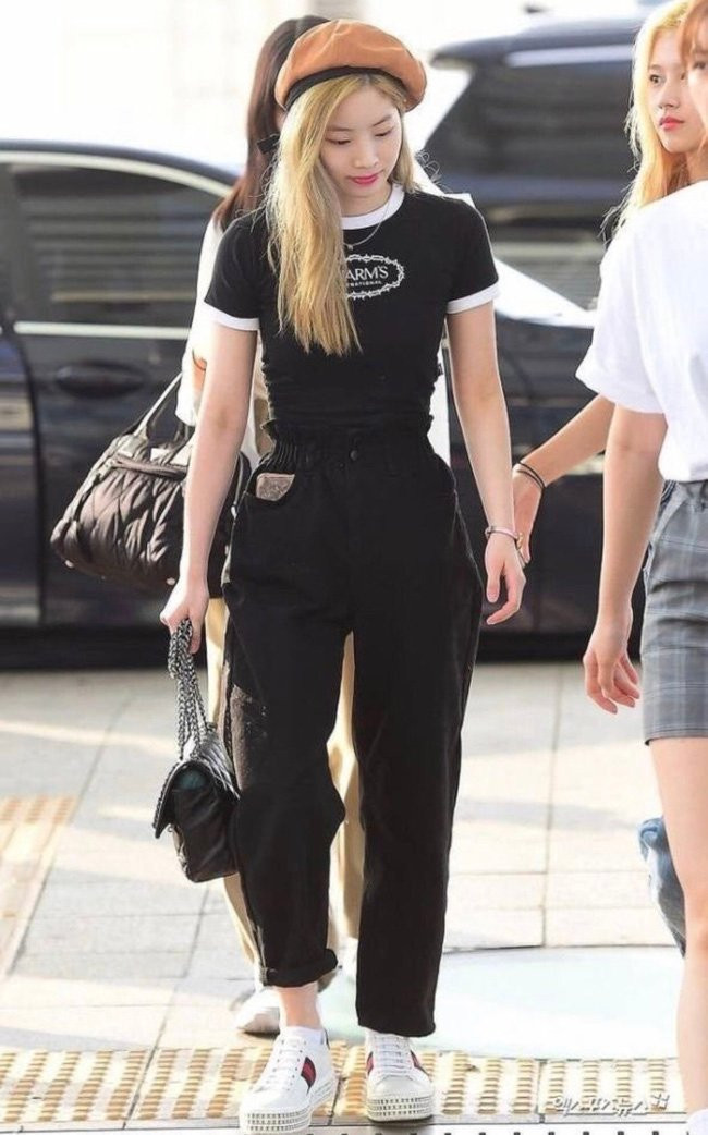 Dahyun đầy ấn tượng và cá tính khi mix áo thun đen họa tiết với quần jeans xắn gấu. Mẫu giày hợp nhất với combo này chính là sneaker trắng.