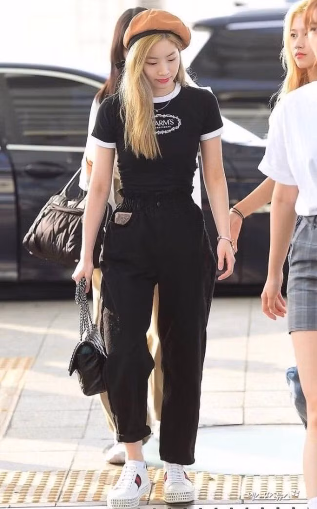 Dahyun đầy ấn tượng và cá tính khi mix áo thun đen họa tiết với quần jeans xắn gấu. Mẫu giày hợp nhất với combo này chính là sneaker trắng.