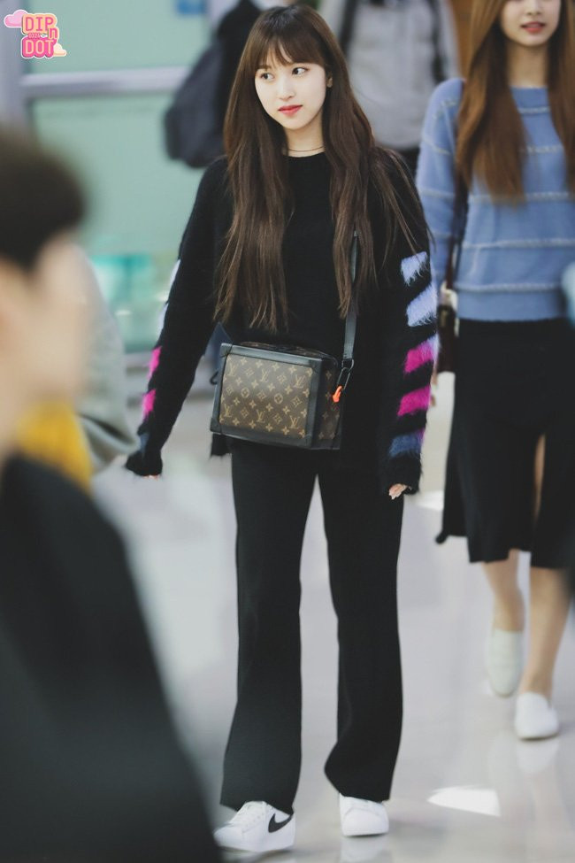 Áo thun/áo len mix với quần ống suông tuyền màu đen và bỏ qua thao tác sơ vin. Combo này phóng khoáng và rất thời thượng. Kết lại set đồ, một đôi giày sneaker trắng hoàn hảo.