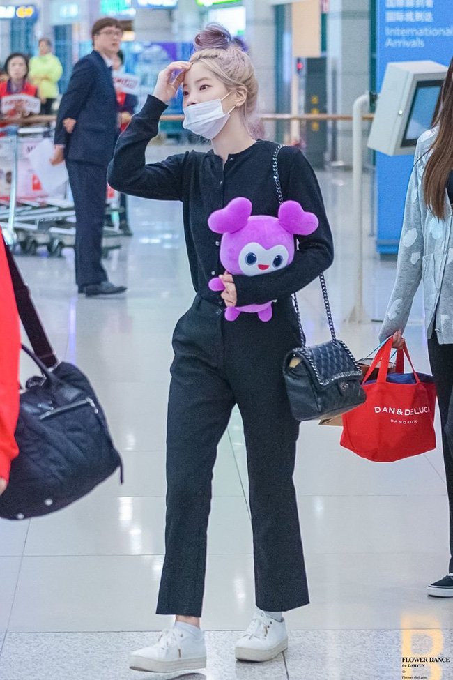 Mix cardigan + quần âu tuyền màu đen của Dahyun. Combo này thời thượng, tạo hiệu ứng dáng thon thả hơn. Sự xuất hiện của đôi sneaker trắng đã tăng vẻ xịn đẹp.