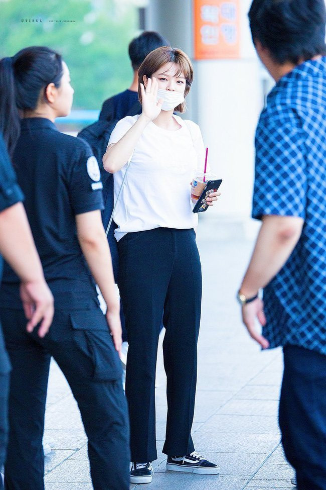 Công thức áo thun trắng + quần âu đen luôn dễ mặc dễ đẹp. Combo này toát lên sự trẻ trung nhưng vẫn thanh lịch. Muốn nâng cao hiệu ứng hack tuổi thêm nữa, bạn hãy đi giày sneaker là ổn.