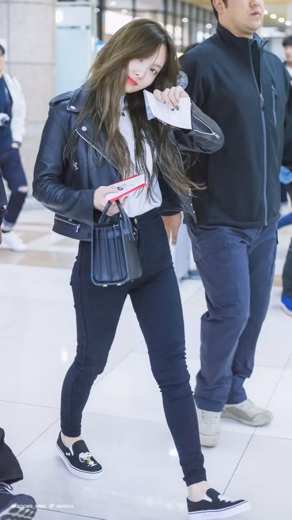 Quần đen rất hợp mix với áo khoác da cá tính, giúp vẻ ngoài của người diện trở nên thật ấn tượng mà không cần suy nghĩ quá nhiều, bạn có thể đi giày lười trẻ trung như Nayeon.