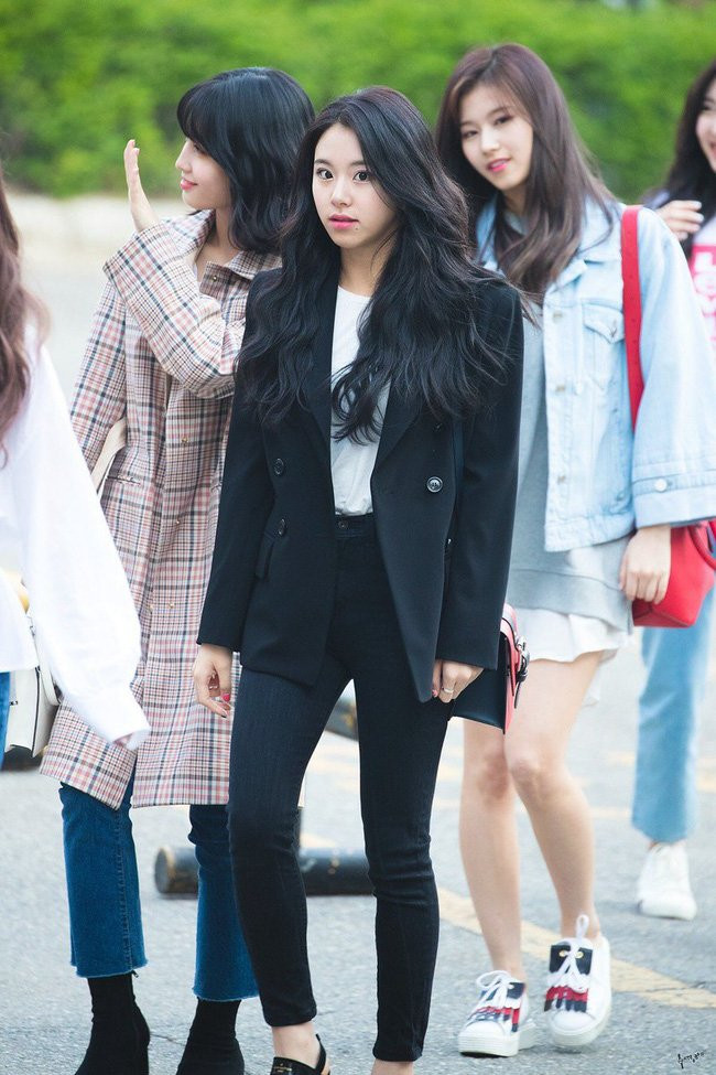 Áo thun trắng + quần skinny jeans đen và áo blazer khoác ngoài. Đây là combo ai mặc cũng đẹp, trông rất trẻ trung và thời thượng.