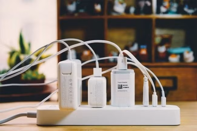 Cam cu sac dien thoai trong o dien ca ngay khong rut ra: Hai du duong