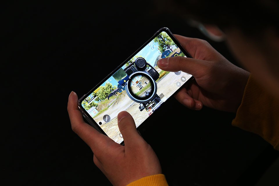 Sản phẩm dùng màn hình 6,62 inch, tấm nền AMOLED, độ phân giải Full HD+ và tần số quét 120 Hz. Cấu hình của máy gồm chip Snapdragon 888, RAM 8 GB và bộ nhớ trong 128 GB. Tại thị trường Trung Quốc, model này có giá từ 3.798 NDT (khoảng 590 USD). iQOO 7 vẫn chưa được bán chính hãng tại Việt Nam. Ảnh: Geekpark.