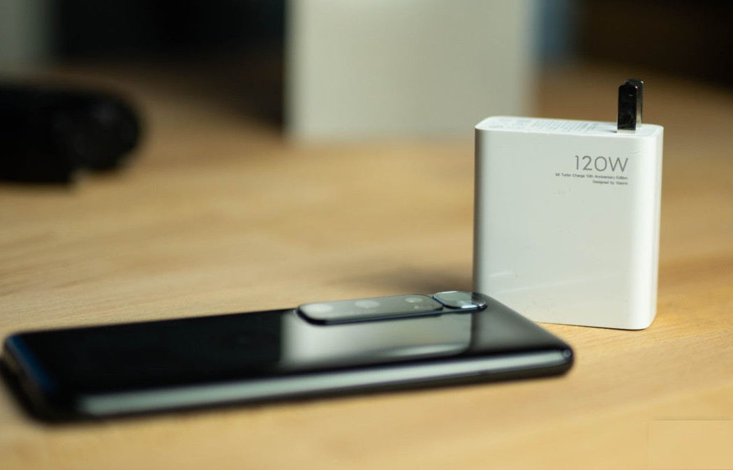  Xiaomi Mi 10 Ultra cũng được trang bị công nghệ sạc siêu nhanh 120 W nhưng dung lượng pin 4.500 mAh lớn hơn iQOO 7. Theo Xiaomi, sản phẩm này có thể sạc được 41% pin trong vòng 5 phút. Máy mất khoảng 22 phút để sạc từ 0 đến 100% pin. Bên cạnh đó, thiết bị còn hỗ trợ sạc nhanh không dây 50 W. Ảnh: Android Authority.