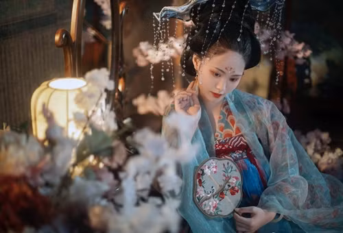 Vi hoang hau bi goi la 