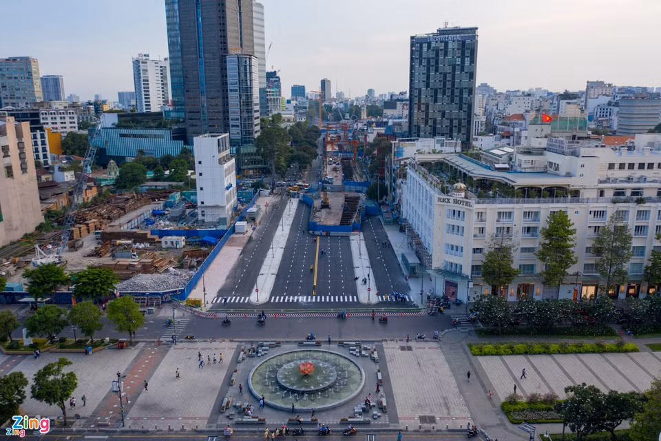  Đại lộ là một đường lớn, có 4 làn xe trở lên, trên dải phân cách thường trồng cây, hoa. Nằm ở vị trí trung tâm của thành phố, đại lộ đặt các công trình, biểu tượng quan trọng như đài kỷ niệm, tác phẩm điêu khắc, nhà hát, trung tâm thương mại... Ảnh: Chí Hùng. 