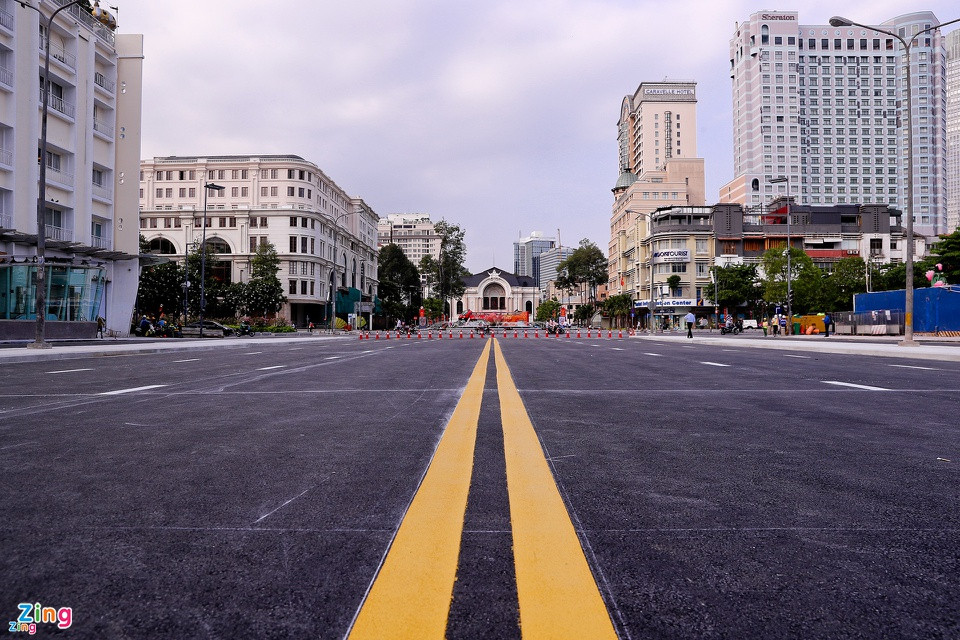 ##sc### Chợ Bến Thành, nhà hát TP.HCM là những công trình kiến trúc Sài thành nổi bật nằm trên đại lộ Lê Lợi. Ngày 29/4, rào chắn metro số 1 trên đường Lê Lợi, đoạn từ Pasteur đến Nguyễn Huệ (quận 1, TP.HCM), chính thức được tháo dỡ. Nơi đây trở thành điểm check-in mới hút giới trẻ TP.HCM. Ảnh: Chí Hùng. 