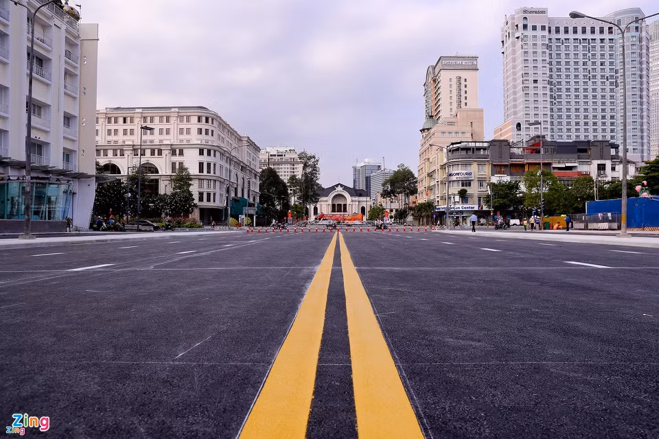  Chợ Bến Thành, nhà hát TP.HCM là những công trình kiến trúc Sài thành nổi bật nằm trên đại lộ Lê Lợi. Ngày 29/4, rào chắn metro số 1 trên đường Lê Lợi, đoạn từ Pasteur đến Nguyễn Huệ (quận 1, TP.HCM), chính thức được tháo dỡ. Nơi đây trở thành điểm check-in mới hút giới trẻ TP.HCM. Ảnh: Chí Hùng. 