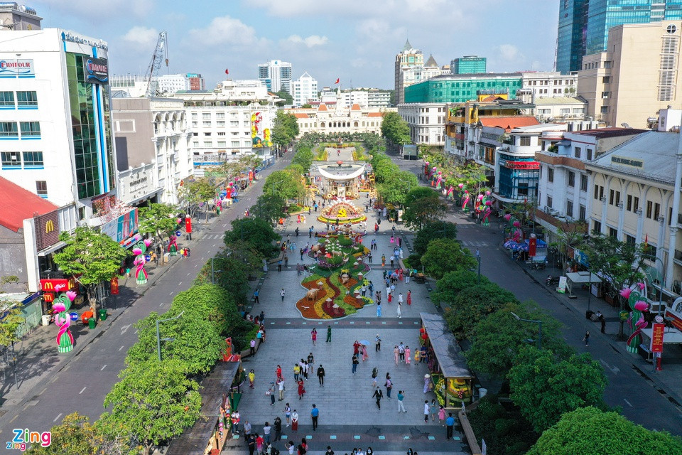 ##sc### Trước đây, phố đi bộ Nguyễn Huệ còn gọi là đại lộ Charner, mang đậm dấu ấn phong cách Pháp. Được xây dựng vào năm 1790, đại lộ Charner từng là nơi diễn ra nhiều hoạt động mua bán sầm uất của hòn ngọc Viễn Đông. Từ năm 1955 đến nay, con đường này mang tên đại lộ Nguyễn Huệ. Ảnh: Chí Hùng. 