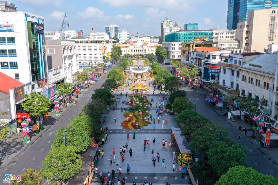  Trước đây, phố đi bộ Nguyễn Huệ còn gọi là đại lộ Charner, mang đậm dấu ấn phong cách Pháp. Được xây dựng vào năm 1790, đại lộ Charner từng là nơi diễn ra nhiều hoạt động mua bán sầm uất của hòn ngọc Viễn Đông. Từ năm 1955 đến nay, con đường này mang tên đại lộ Nguyễn Huệ. Ảnh: Chí Hùng. 