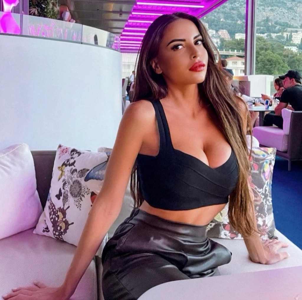 Thân hình thon gọn giúp Jacobelli tự tin diện váy áo xẻ ngực hay hở eo. Cô ưu ái cho các thiết kế quần, váy cạp cao hay chiết eo cao nhằm tạo hiệu ứng làm đôi chân nhìn dài hơn.