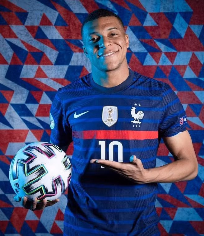 Maria Luisa Jacobelli là người mẫu kiêm dẫn chương trình đến từ Italy. Cô hẹn hò bí mật cùng tiền đạo Kylian Mbappé từ cuối tháng 3, theo Larazon. Nữ người mẫu có thân hình quyến rũ, gu ăn mặc sành điệu. Jacobelli yêu thích váy áo bó sát, cắt xẻ nhằm tôn lợi thế hình thể.