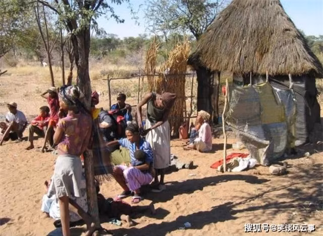 Bộ tộc “người đà điểu” sở hữu bàn chân quái dị ảnh 1