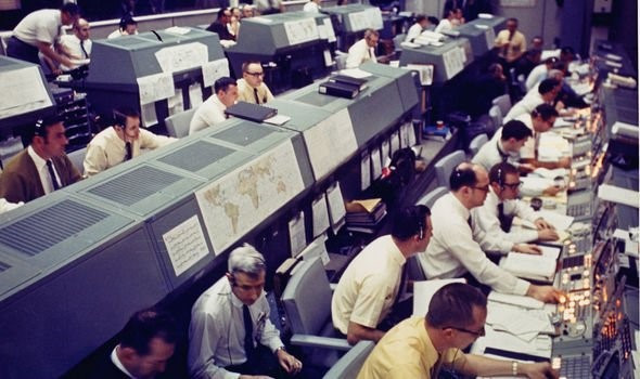 Giám đốc điều hành NASA trong sứ mệnh Apollo 13 - Hình 2 Giam doc dieu hanh NASA trong su menh Apollo 13-Hinh-2