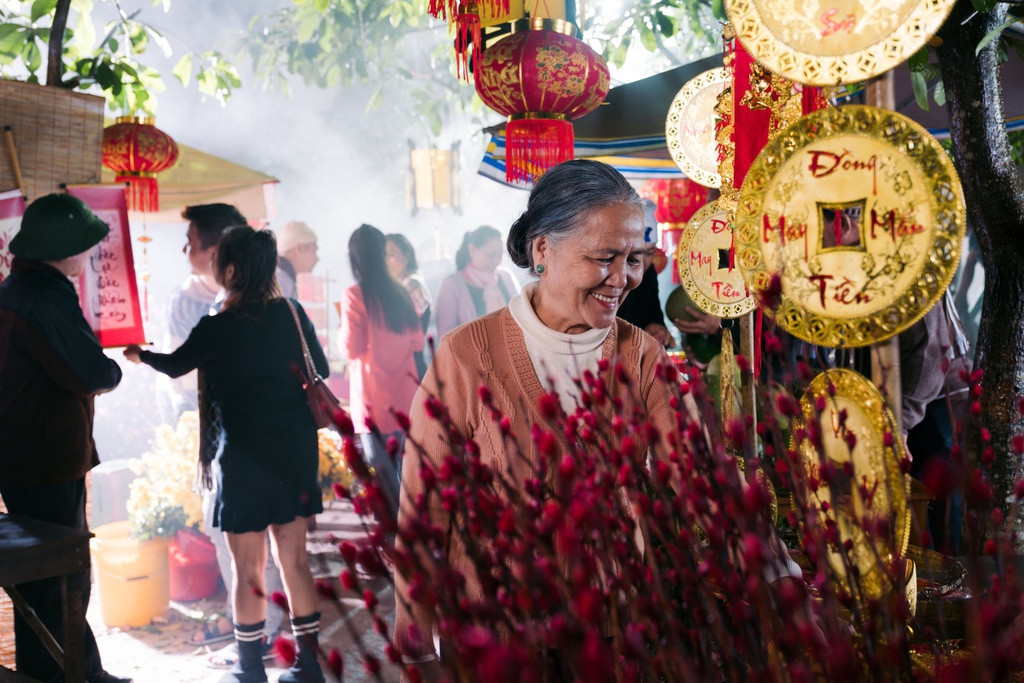 Chuyen bieu qua Tet cua gia dinh tre