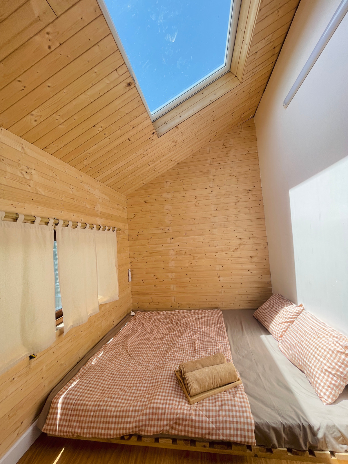 Co gai ve que dung ngoi nha go cheo leo ben suon nui dep me hon-Hinh-5