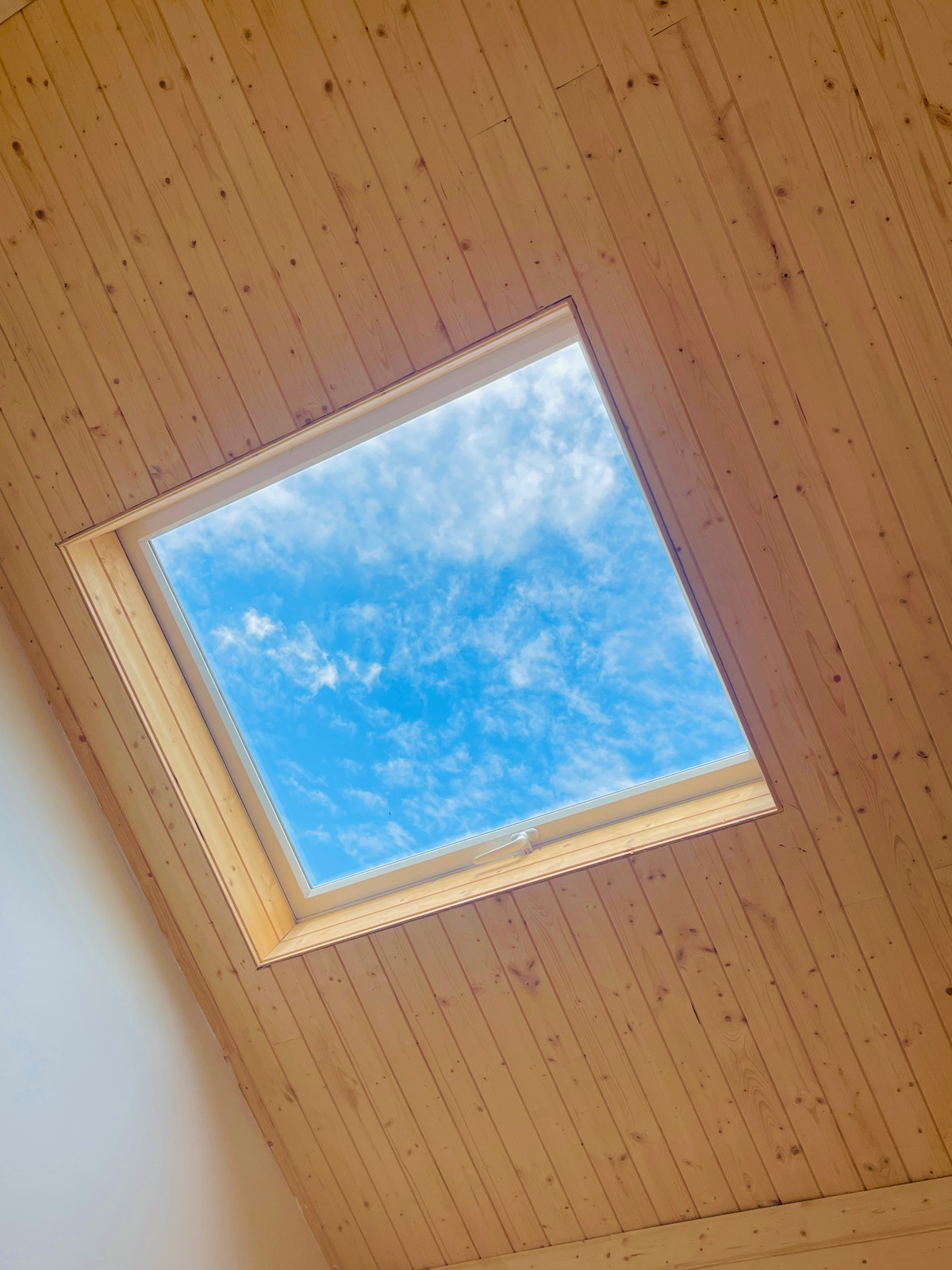 Co gai ve que dung ngoi nha go cheo leo ben suon nui dep me hon-Hinh-7