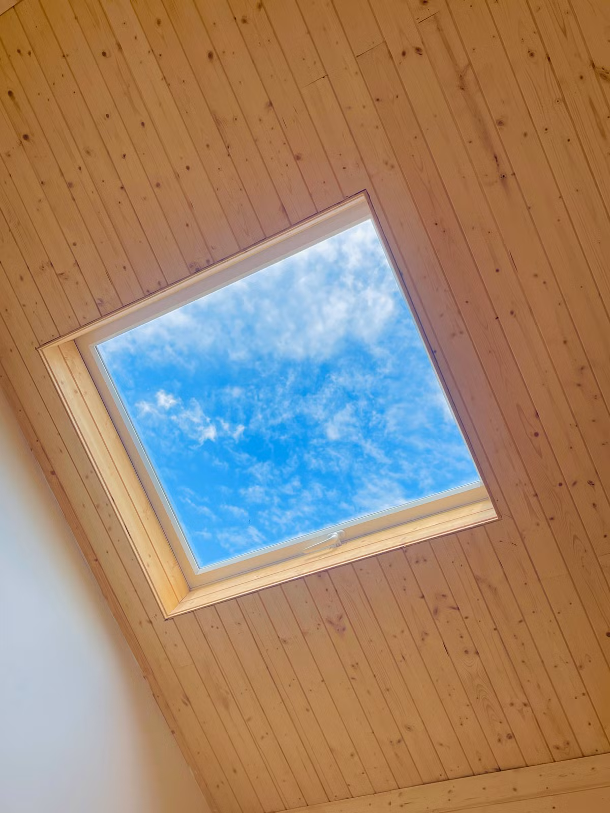 Co gai ve que dung ngoi nha go cheo leo ben suon nui dep me hon-Hinh-7