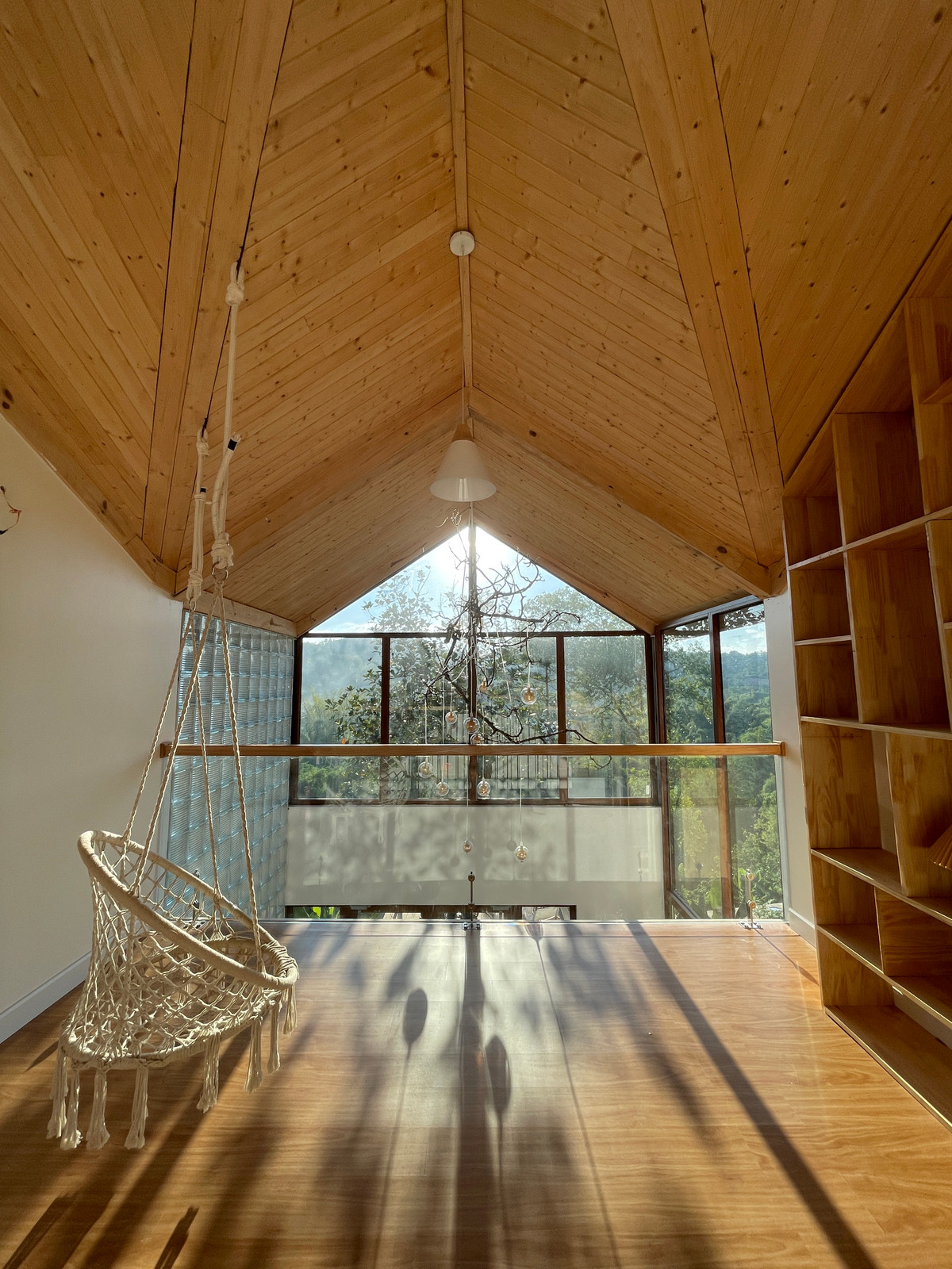 Co gai ve que dung ngoi nha go cheo leo ben suon nui dep me hon-Hinh-17