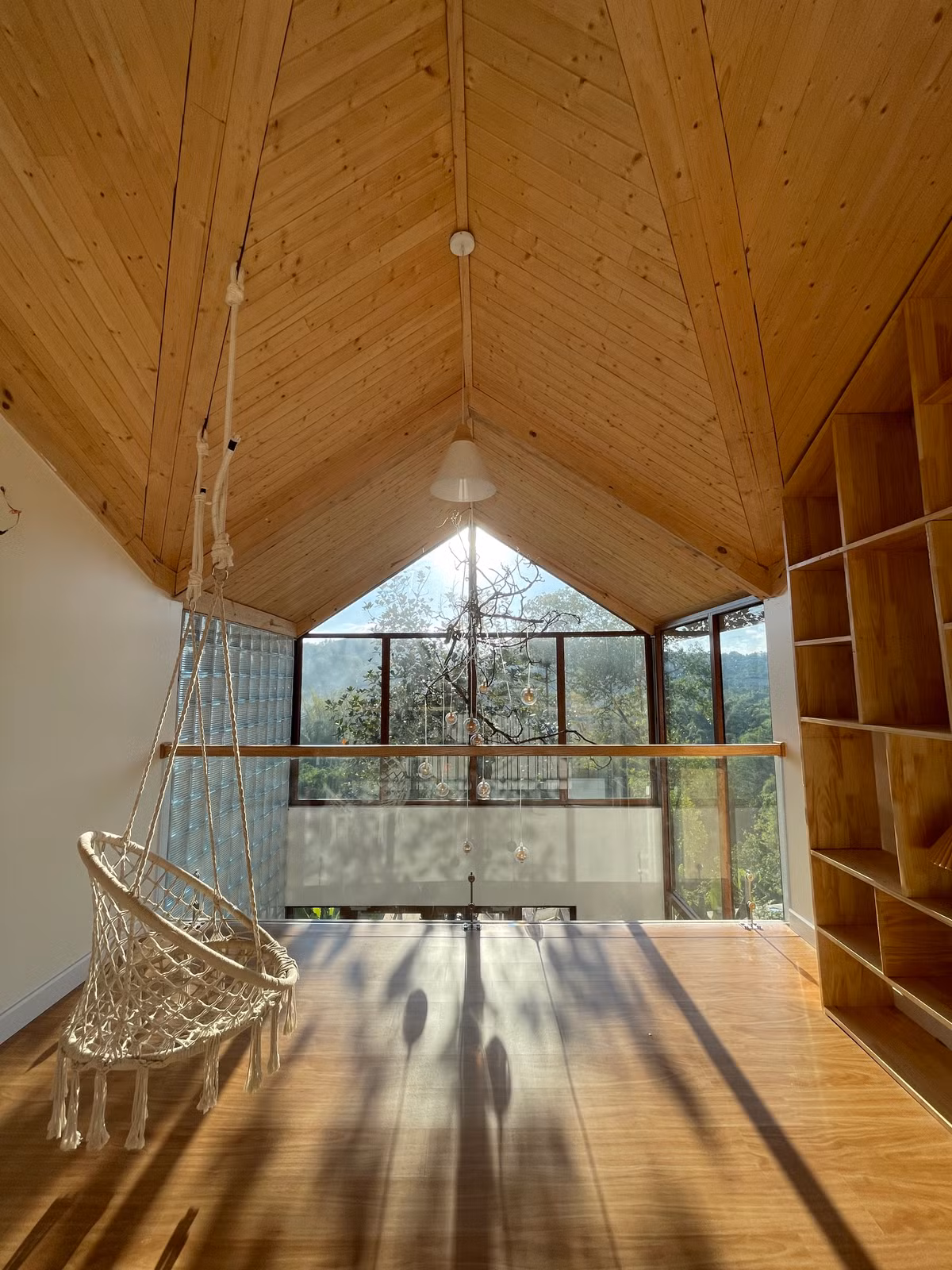 Co gai ve que dung ngoi nha go cheo leo ben suon nui dep me hon-Hinh-17