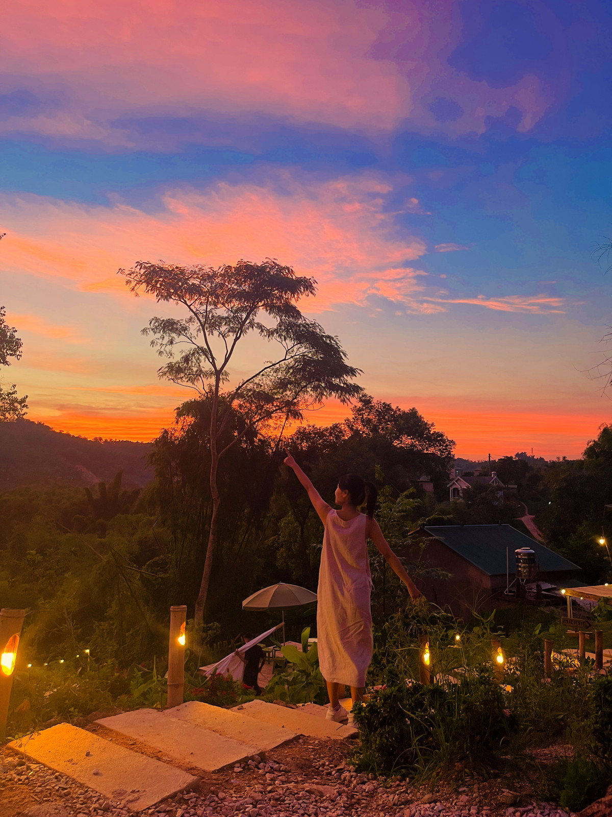 Co gai ve que dung ngoi nha go cheo leo ben suon nui dep me hon-Hinh-22