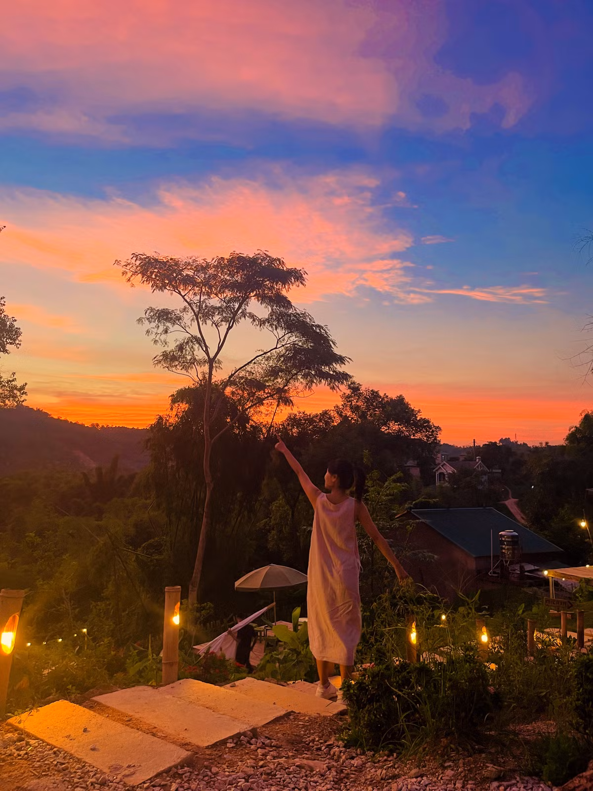 Co gai ve que dung ngoi nha go cheo leo ben suon nui dep me hon-Hinh-22